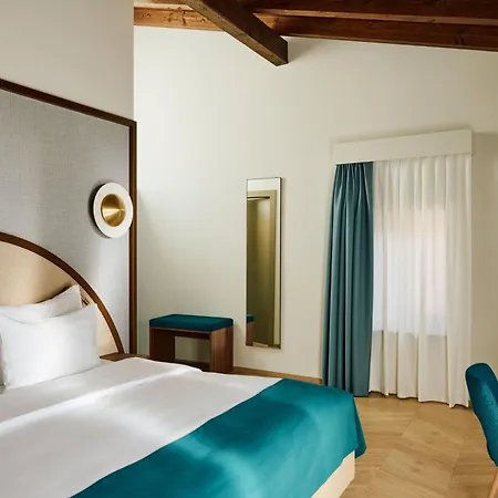 Vista Lakefront Boutique Hotel