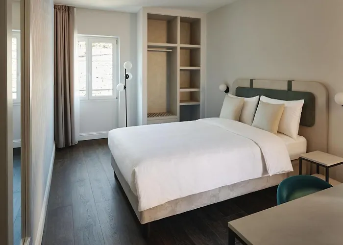 Vista Lakefront Boutique Hotel