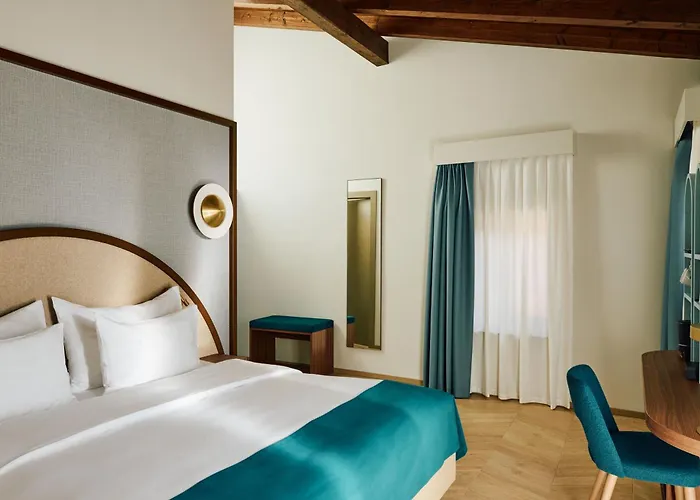 Vista Lakefront Boutique Hotel