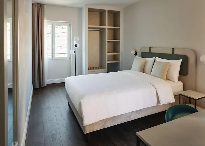 Vista Lakefront Boutique Hotel